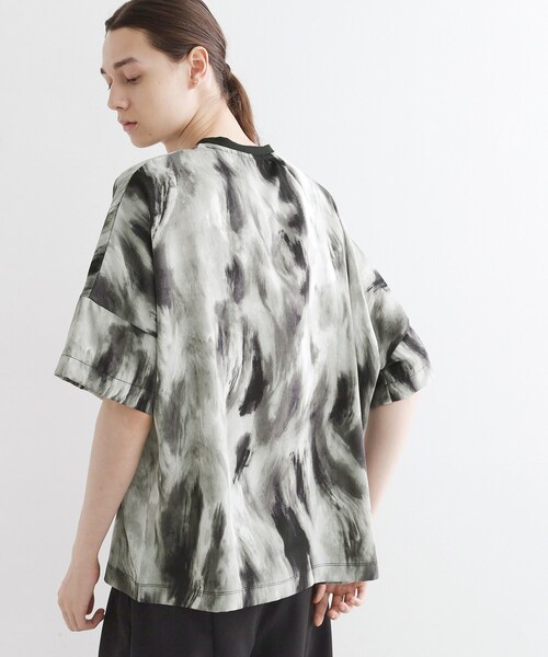 tk.TAKEO KIKUCHI(ティーケータケオキクチ)の「アブストラクトドルマンカットソー(Tシャツ/カットソー・メンズ・ブラック系/ダークブラウン/ダークブラウン系/ブラック・02/03)」の2枚目の写真