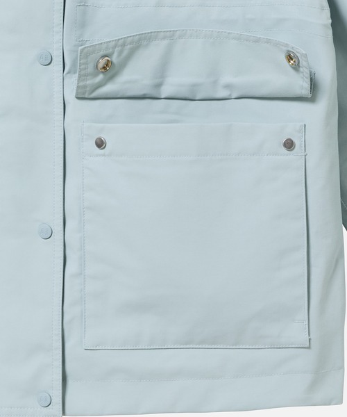 AIGLE(エーグル)の「GORE-TEX 防風 防水 透湿 2レイヤージャケット RP フード脱着可(マウンテンパーカー・レディース・ライトブルー/ベージュ/ダークネイビー・36/40/38)」の22枚目の写真