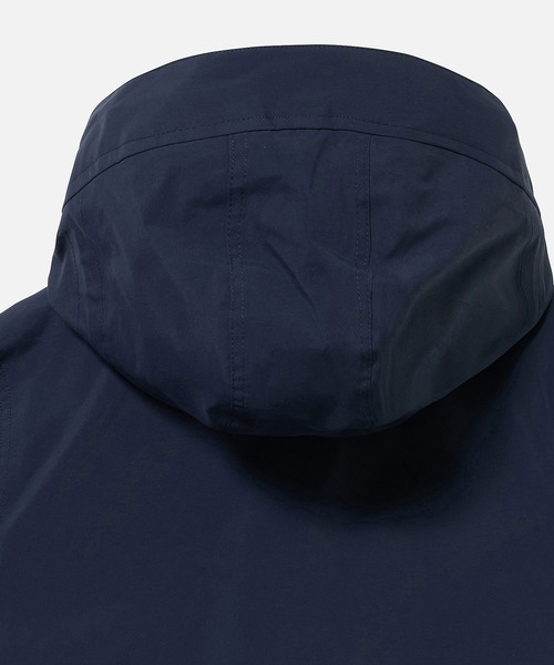 AIGLE(エーグル)の「GORE-TEX 防風 防水 透湿 2レイヤージャケット RP フード脱着可(マウンテンパーカー・レディース・ライトブルー/ベージュ/ダークネイビー・36/40/38)」の18枚目の写真