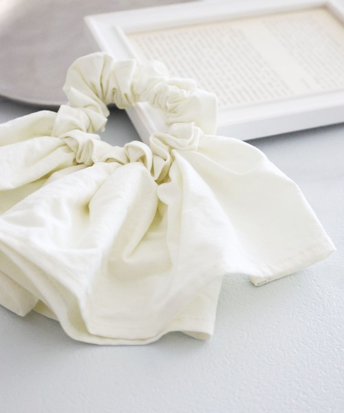 LEPSIM(レプシィム)の「ボリュームシュシュ 587105(シュシュ・レディース・ブラック/アイボリー・ONE SIZE)」の1枚目の写真