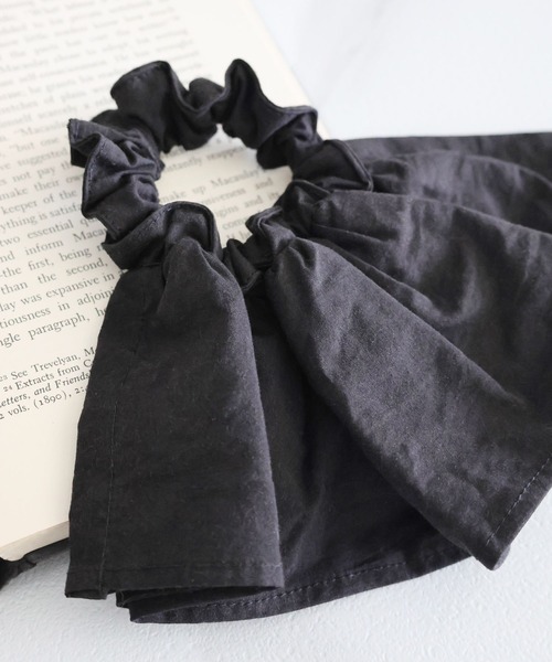 LEPSIM(レプシィム)の「ボリュームシュシュ 587105(シュシュ・レディース・ブラック/アイボリー・ONE SIZE)」の2枚目の写真