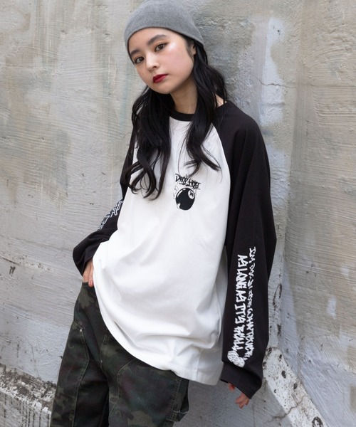 WEGO(ウィゴー)の「WEGO/スリーブロゴグラフィックラグランロンT(Tシャツ/カットソー・メンズ・ブラック/ブラック系その他/ホワイト/スミクロ・MEDIUM/LARGE)」の3枚目の写真