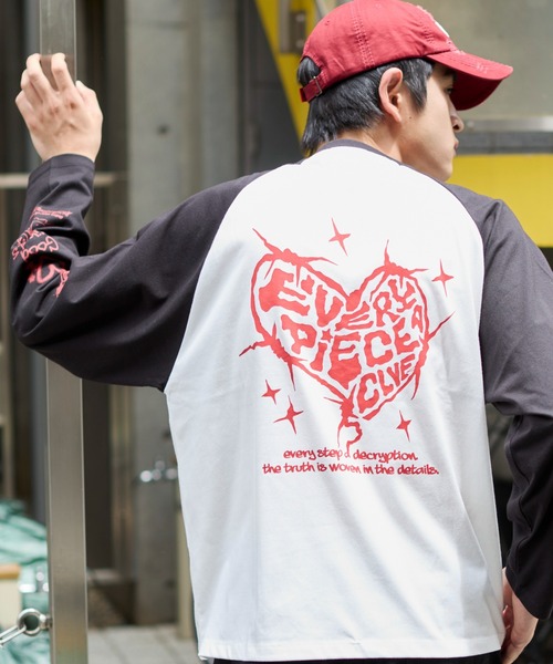 WEGO(ウィゴー)の「WEGO/スリーブロゴグラフィックラグランロンT(Tシャツ/カットソー・メンズ・ブラック/ブラック系その他/ホワイト/スミクロ・MEDIUM/LARGE)」の2枚目の写真