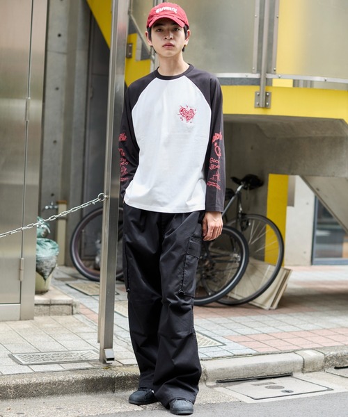 WEGO(ウィゴー)の「WEGO/スリーブロゴグラフィックラグランロンT(Tシャツ/カットソー・メンズ・ブラック/ブラック系その他/ホワイト/スミクロ・MEDIUM/LARGE)」の6枚目の写真