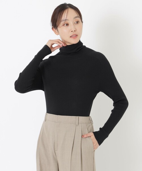 S.ESSENTIALS(エスエッセンシャルズ)の「【ウォッシャブルシルク】タートルネック(ニット/セーター・レディース・ブラック/オフホワイト/レッド系その他・38)」の1枚目の写真