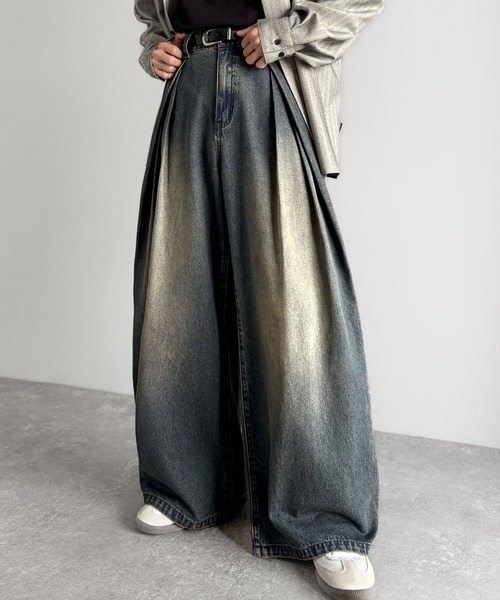 Classical Origin（クラシカルオリジン）の「ヴィンテージ加工3タックワイドバルーンデニムパンツ／Vintage-Washed Three-Tuck Wide Balloon Denim Pants（デニムパンツ・メンズ・ブラック×ベージュ/インディゴブルー・LARGE/MEDIUM/SMALL）」の2枚目の写真