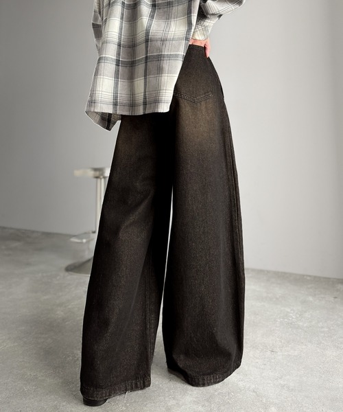 Classical Origin（クラシカルオリジン）の「ヴィンテージ加工3タックワイドバルーンデニムパンツ／Vintage-Washed Three-Tuck Wide Balloon Denim Pants（デニムパンツ・メンズ・ブラック×ベージュ/インディゴブルー・LARGE/MEDIUM/SMALL）」の3枚目の写真