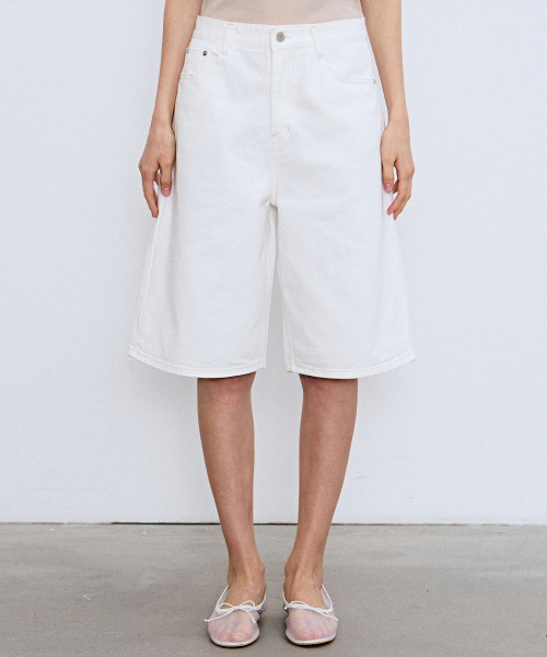 NICK&NICOLE(ニックアンドニコール)の「DENIM BERMUDA PANTS_IVORY(デニムパンツ・レディース・その他・MEDIUM/LARGE/SMALL)」の1枚目の写真