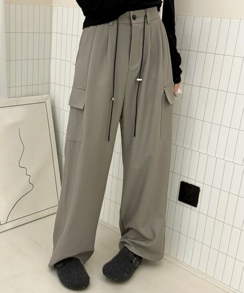 DAY CLOSET(デイ クローゼット)の「【ドローコードウエスト調節可/バックゴム】カーゴ風ルーズタックツイルワイドパンツ レディース(カーゴパンツ・レディース・グレー系その他/ダークグレー/ブラック・L/S/M)」の13枚目の写真