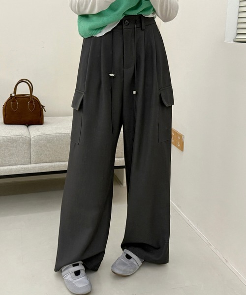 DAY CLOSET(デイ クローゼット)の「【ドローコードウエスト調節可/バックゴム】カーゴ風ルーズタックツイルワイドパンツ レディース(カーゴパンツ・レディース・グレー系その他/ダークグレー/ブラック・L/S/M)」の8枚目の写真