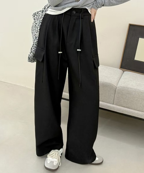DAY CLOSET(デイ クローゼット)の「【ドローコードウエスト調節可/バックゴム】カーゴ風ルーズタックツイルワイドパンツ レディース(カーゴパンツ・レディース・グレー系その他/ダークグレー/ブラック・L/S/M)」の4枚目の写真