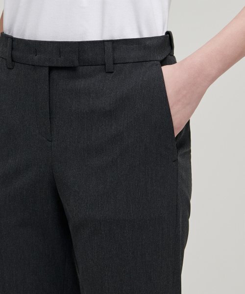 MUSINSA STANDARD WOMAN（ムシンサスタンダードウーマン）の「レディーススリムストレート隠しバンディングスラックス[チャコールグレー]（スラックス・レディース・その他・30/31/24/25/26/27/28/29/34/32）」の4枚目の写真