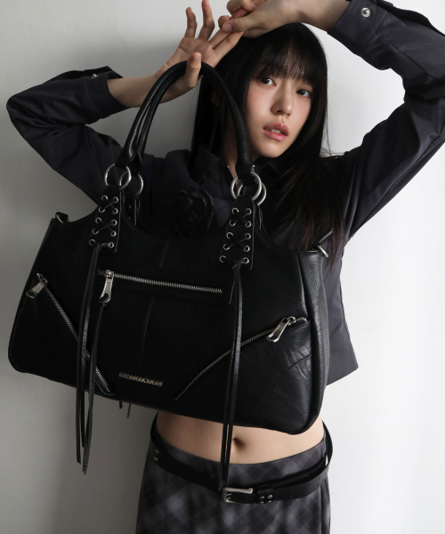 IUGAMAKARAS（イウガマカラス）の「Eyelet Leather Fringe Bag (Black)（ショルダーバッグ・レディース・その他・FREE）」の2枚目の写真