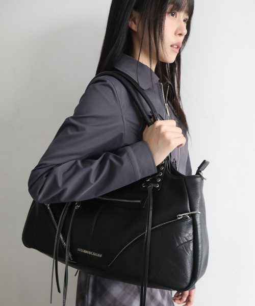 IUGAMAKARAS（イウガマカラス）の「Eyelet Leather Fringe Bag (Black)（ショルダーバッグ・レディース・その他・FREE）」の3枚目の写真