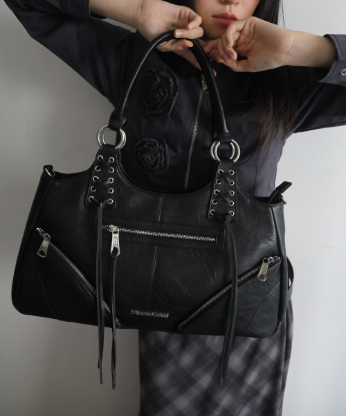 IUGAMAKARAS（イウガマカラス）の「Eyelet Leather Fringe Bag (Black)（ショルダーバッグ・レディース・その他・FREE）」の4枚目の写真