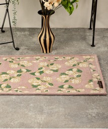 MILLION CARATS（ミリオンカラッツ）の「“フラワー×アート”《EMILY BURNINGHAM》上質シェニール織りで彩る、やさしい花柄インテリアマット　※手洗い可　※裏面は滑り止めドット付き（ラグ/マット）」