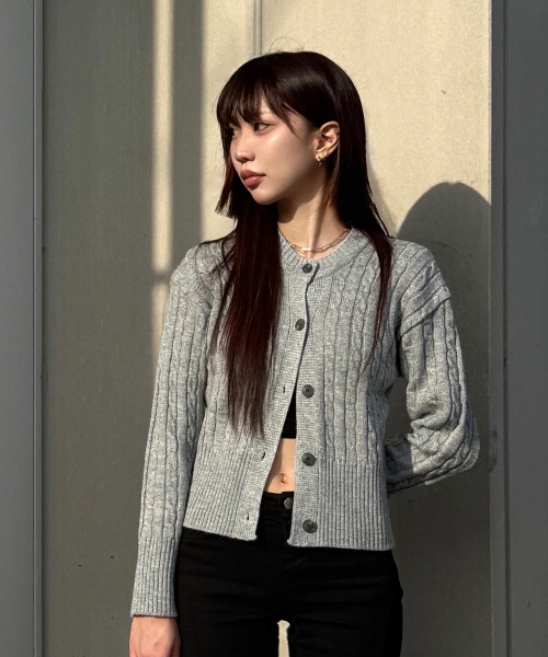 BLOND9(ブロンドナイン)の「ラウンドネッククロップケーブルカーディガン_グレー(カーディガン/ボレロ・レディース・その他・MEDIUM/SMALL)」の3枚目の写真