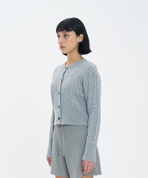 BLOND9(ブロンドナイン)の「ラウンドネッククロップケーブルカーディガン_グレー(カーディガン/ボレロ・レディース・その他・MEDIUM/SMALL)」の6枚目の写真
