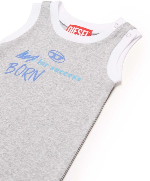 DIESEL KIDS（ディーゼルキッズ）の「DIESEL（ディーゼル）Baby ワンポイントブランドロゴロンパース（サロペット/オーバーオール・キッズ・グレー・0M）」の3枚目の写真