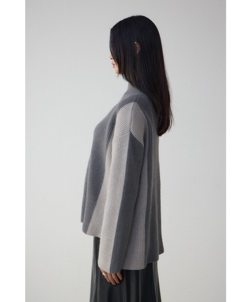 AZUL by moussy(アズールバイマウジー)の「バイカラーハイネックニットトップス(ニット/セーター・レディース・ブラック/モカ/グレー・FREE)」の21枚目の写真