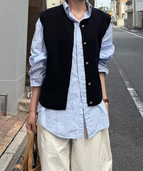 ISOOK(アイスー)の「ボタンニットベスト(eri. select) / 金ボタン クルーネック ラウンドネック Uネック ミドル丈 無地 黒 ブラック(ベスト・レディース・ブラック・FREE)」の2枚目の写真