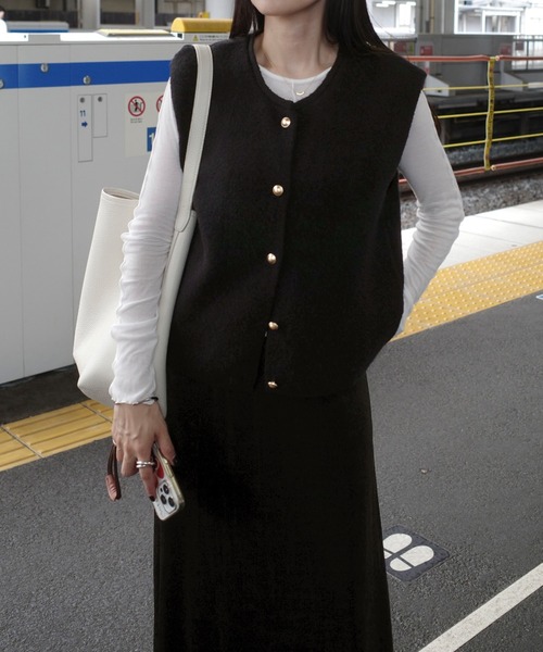 ISOOK(アイスー)の「ボタンニットベスト(eri. select) / 金ボタン クルーネック ラウンドネック Uネック ミドル丈 無地 黒 ブラック(ベスト・レディース・ブラック・FREE)」の3枚目の写真