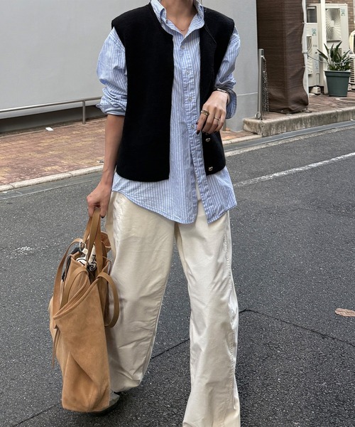 ISOOK(アイスー)の「ボタンニットベスト(eri. select) / 金ボタン クルーネック ラウンドネック Uネック ミドル丈 無地 黒 ブラック(ベスト・レディース・ブラック・FREE)」の4枚目の写真