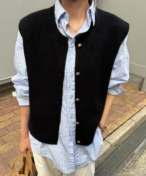 ISOOK(アイスー)の「ボタンニットベスト(eri. select) / 金ボタン クルーネック ラウンドネック Uネック ミドル丈 無地 黒 ブラック(ベスト・レディース・ブラック・FREE)」の5枚目の写真