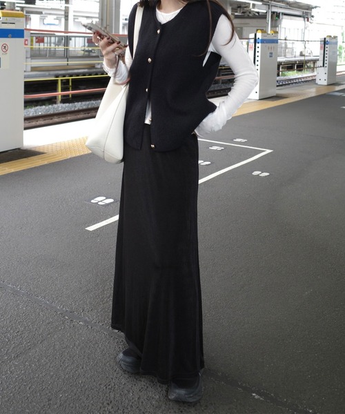 ISOOK(アイスー)の「ボタンニットベスト(eri. select) / 金ボタン クルーネック ラウンドネック Uネック ミドル丈 無地 黒 ブラック(ベスト・レディース・ブラック・FREE)」の6枚目の写真