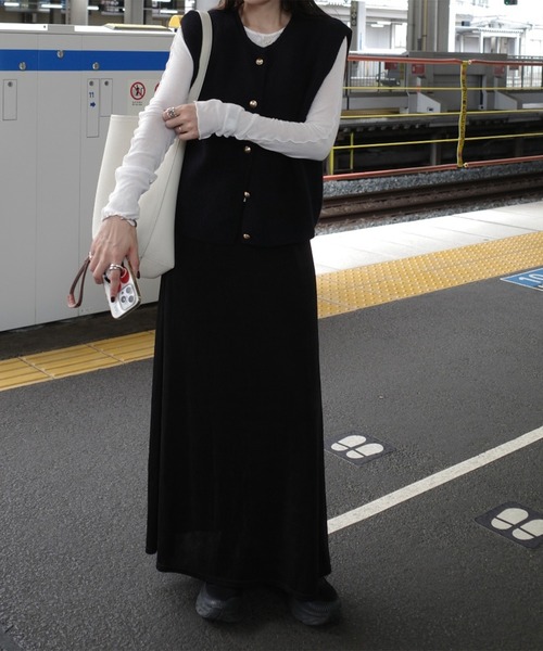 ISOOK(アイスー)の「ボタンニットベスト(eri. select) / 金ボタン クルーネック ラウンドネック Uネック ミドル丈 無地 黒 ブラック(ベスト・レディース・ブラック・FREE)」の8枚目の写真