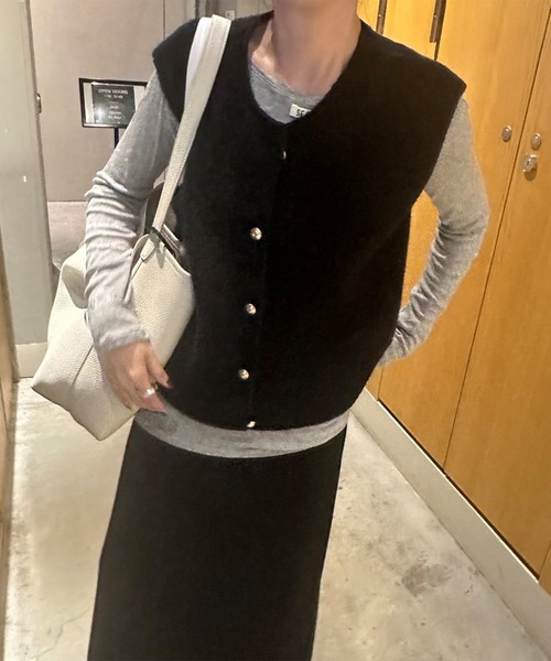 ISOOK(アイスー)の「ボタンニットベスト(eri. select) / 金ボタン クルーネック ラウンドネック Uネック ミドル丈 無地 黒 ブラック(ベスト・レディース・ブラック・FREE)」の9枚目の写真