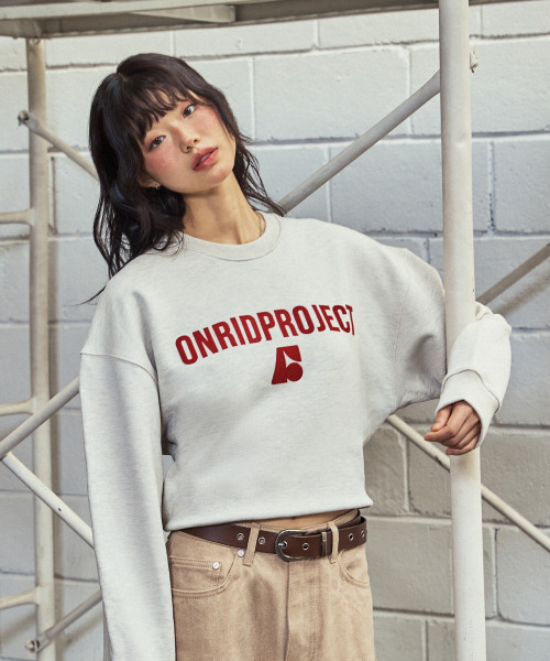 ONRIDPROJECT(オンリードプロジェクト)の「ウィメンズエッセンシャルクロップスウェットシャツ - オートミール(スウェット・レディース・その他・FREE)」の1枚目の写真