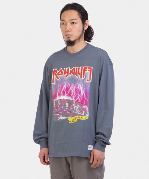 ROYALLIFE(ロイヤルライフ)の「RLLR3006 バッドフレンズ メタル クルー ロングスリーブ - シメント(Tシャツ/カットソー・メンズ・グレー・LARGE/MEDIUM/X-LARGE)」の4枚目の写真