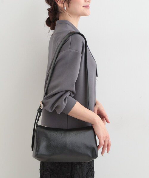 SHOO・LA・RUE（シューラルー）の「カジュアルからきれいめまで ワンハンドル ショルダーバッグ（ショルダーバッグ・レディース・ナチュラル/ブラック/アイボリー・00）」の4枚目の写真