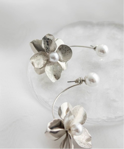 RANDA（ランダ）の「フラワーモチーフピアス（ピアス（両耳用）・レディース・シルバー/ゴールド・FREE）」の6枚目の写真
