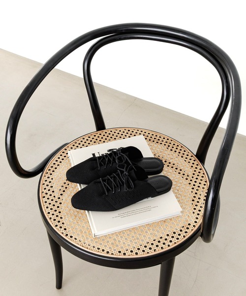 BAYFLOW（ベイフロー）の「レースアップニットミュール（サンダル・レディース・ブラック/ベージュ系・LARGE/MEDIUM）」の2枚目の写真