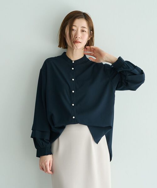 YECCA VECCA（イェッカヴェッカ）の「2way裾アレンジパール釦ブラウス（シャツ/ブラウス・レディース・サックスブルー/ドット/ストライプ/ネイビー/オフホワイト・FREE）」の2枚目の写真