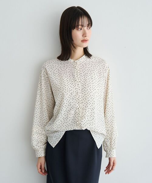 YECCA VECCA（イェッカヴェッカ）の「2way裾アレンジパール釦ブラウス（シャツ/ブラウス・レディース・サックスブルー/ドット/ストライプ/ネイビー/オフホワイト・FREE）」の5枚目の写真