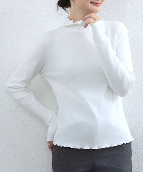 Dewlily(デューリリー)の「シンプルなのに上品な可愛さプラス♪ メロウハイネックカットソー(Tシャツ/カットソー・レディース・ホワイト/ライトピンク/ブラック/ブラウン/グリーン/ピンク/パープル/ブルー/アイボリー・FREE)」の2枚目の写真