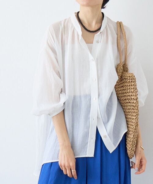 le.coeur blanc（ルクールブラン）の「《WEB限定アイテム》バンドカラーガーゼブラウス（シャツ/ブラウス・レディース・オフホワイト/ベージュ/グリーン/ネイビー・38）」の2枚目の写真