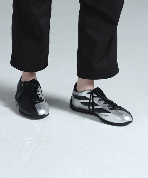 Y-3(ワイスリー)の「Y-3 MERCEDES - AMG PETRONAS FORMULA 1 TEAM FEROZA LO(スニーカー・メンズ・ブラック×シルバー・23.5cm/24.0cm/24.5cm/25.5cm/26.0cm/26.5cm/27.0cm/27.5cm/28.0cm/28.5cm/29.5cm)」の1枚目の写真