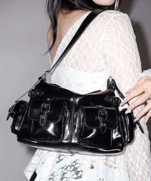 me+em select(ミームセレクト)の「【ショルダーにできる2WAY】4バックルポケットワンハンドルショルダーバッグ/4 buckle pocket one handle shoulder bag(ショルダーバッグ・レディース・ブラック・FREE)」の5枚目の写真