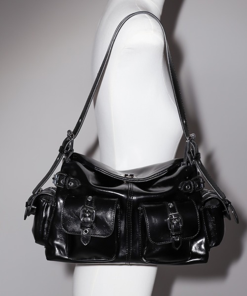 me+em select(ミームセレクト)の「【ショルダーにできる2WAY】4バックルポケットワンハンドルショルダーバッグ/4 buckle pocket one handle shoulder bag(ショルダーバッグ・レディース・ブラック・FREE)」の2枚目の写真