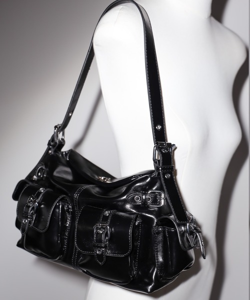 me+em select(ミームセレクト)の「【ショルダーにできる2WAY】4バックルポケットワンハンドルショルダーバッグ/4 buckle pocket one handle shoulder bag(ショルダーバッグ・レディース・ブラック・FREE)」の4枚目の写真