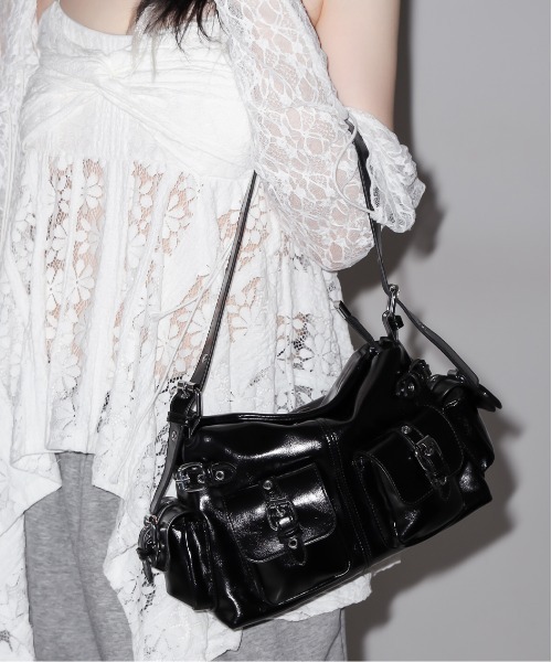 me+em select(ミームセレクト)の「【ショルダーにできる2WAY】4バックルポケットワンハンドルショルダーバッグ/4 buckle pocket one handle shoulder bag(ショルダーバッグ・レディース・ブラック・FREE)」の12枚目の写真