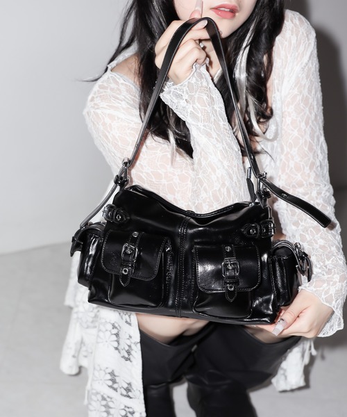 me+em select(ミームセレクト)の「【ショルダーにできる2WAY】4バックルポケットワンハンドルショルダーバッグ/4 buckle pocket one handle shoulder bag(ショルダーバッグ・レディース・ブラック・FREE)」の10枚目の写真