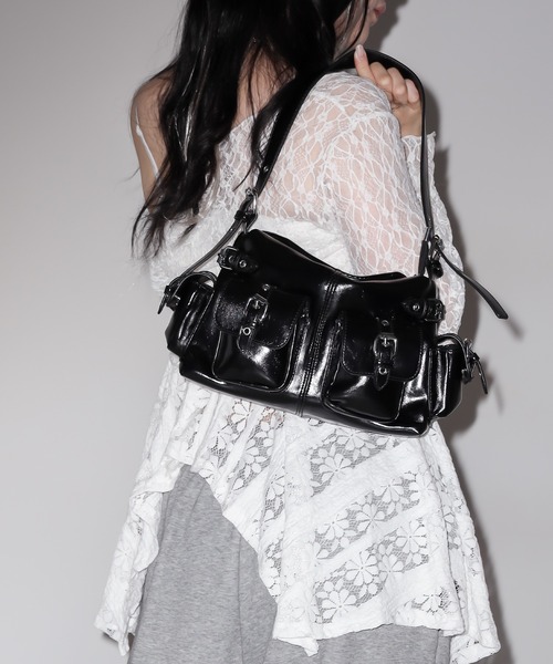 me+em select(ミームセレクト)の「【ショルダーにできる2WAY】4バックルポケットワンハンドルショルダーバッグ/4 buckle pocket one handle shoulder bag(ショルダーバッグ・レディース・ブラック・FREE)」の14枚目の写真