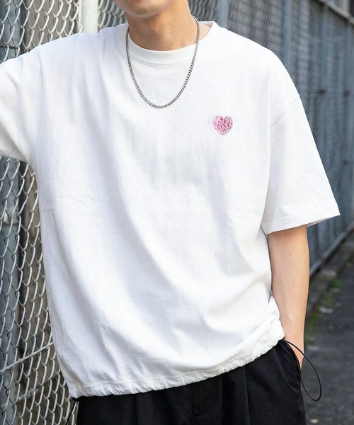 SlashDate（スラッシュデイト）の「【85】別注 ワンポイント ハートロゴ刺繍 フロッキーワッペン クルーネックTシャツ/ドローコード/ユニセックス/レディース/メンズ/新柄追加【Sサイズ～Lサイズ】（Tシャツ/カットソー・レディース・ブラック系3/ブラック系1/ブラック系/ホワイト系2/ホワイト系1/ホワイト系/ブラック系2/ホワイト系3/ホワイト系5/ライトグレー系/ホワイト系4/ブラック系4・S/L/M）」の5枚目の写真