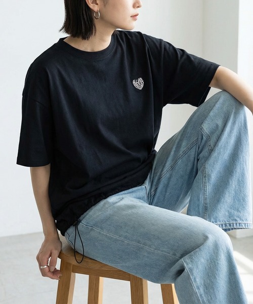 SlashDate（スラッシュデイト）の「【85】別注 ワンポイント ハートロゴ刺繍 フロッキーワッペン クルーネックTシャツ/ドローコード/ユニセックス/レディース/メンズ/新柄追加【Sサイズ～Lサイズ】（Tシャツ/カットソー・レディース・ブラック系3/ブラック系1/ブラック系/ホワイト系2/ホワイト系1/ホワイト系/ブラック系2/ホワイト系3/ホワイト系5/ライトグレー系/ホワイト系4/ブラック系4・S/L/M）」の10枚目の写真