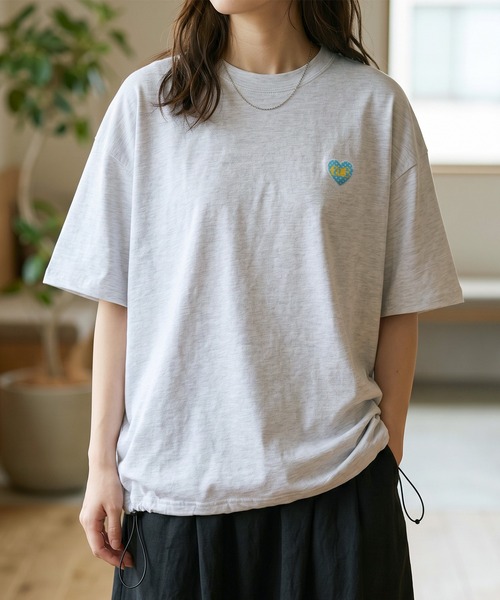 SlashDate（スラッシュデイト）の「【85】別注 ワンポイント ハートロゴ刺繍 フロッキーワッペン クルーネックTシャツ/ドローコード/ユニセックス/レディース/メンズ/新柄追加【Sサイズ～Lサイズ】（Tシャツ/カットソー・レディース・ブラック系3/ブラック系1/ブラック系/ホワイト系2/ホワイト系1/ホワイト系/ブラック系2/ホワイト系3/ホワイト系5/ライトグレー系/ホワイト系4/ブラック系4・S/L/M）」の12枚目の写真